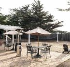 Terrasse et terrain de volleyball