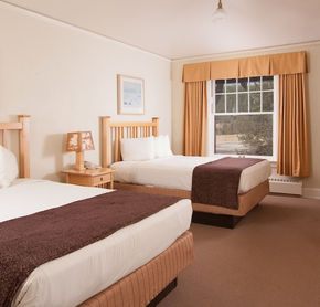 Old Faithful Inn - Yellowstone | Authentik