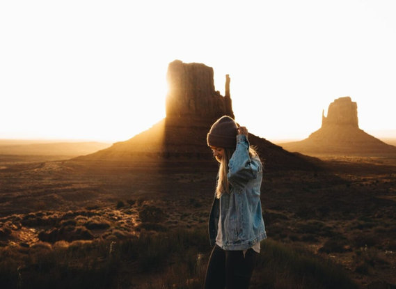 Jeune femme à Monument Valley au coucher du soleil
