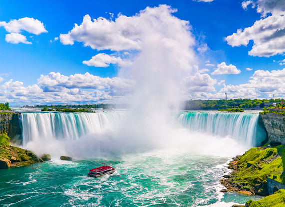 Bateau amenant des touristes au pied des chutes du Niagara