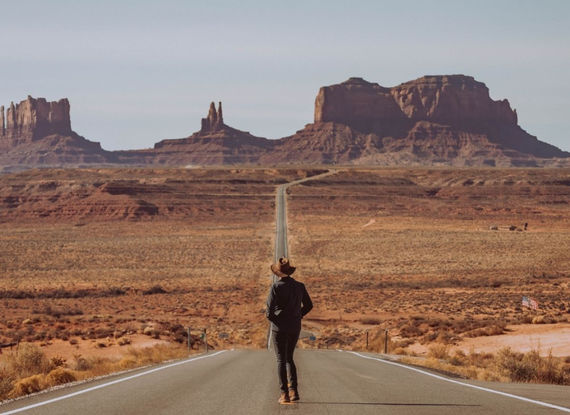 Homme face à la célèbre route 163 de Monument Valley