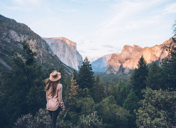 Femme de dos admirant le panorama de Yosemite National Park