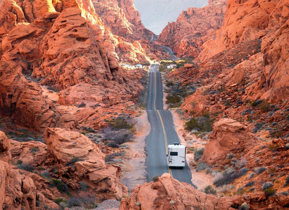 Camping-car traversant Valley of Fire aux USA