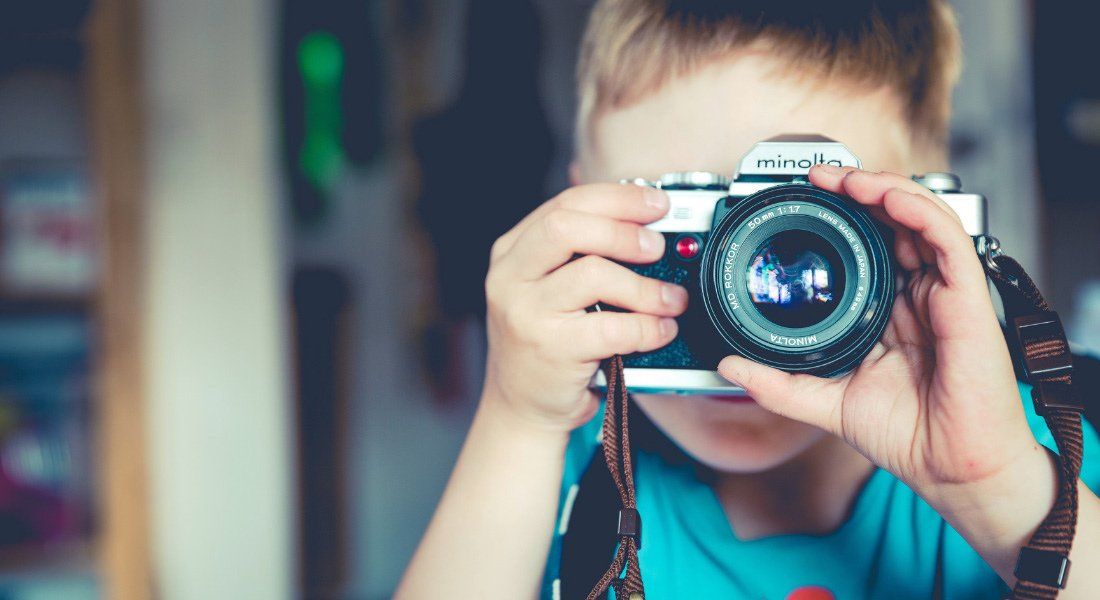 Rallye photo en voyage dans l'Ouest américain Enfant avec un appareil photo