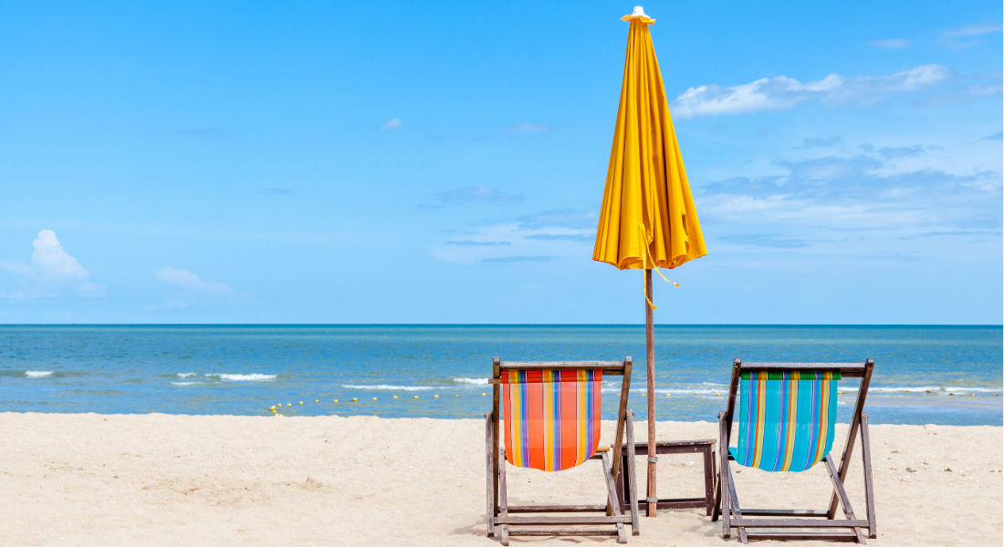 Bowman's Beach à Sanibel Island en Floride Deux chaises longues et un parasol colorés dans le sable en face de l'océan