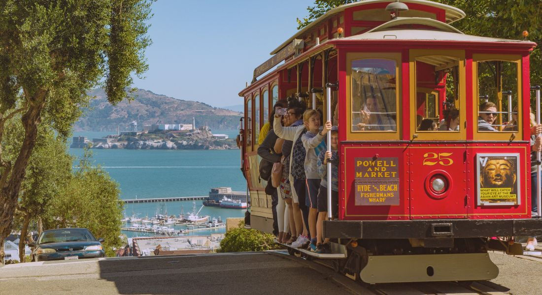 Cable car San Francisco Le cable car rouge de San Francisco avec vue sur Alcatraz en contre-bas