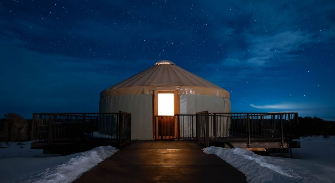 Yourte Dead Horse Point State Park Yourte entourée de neige la nuit au Dead Horse Point State Park