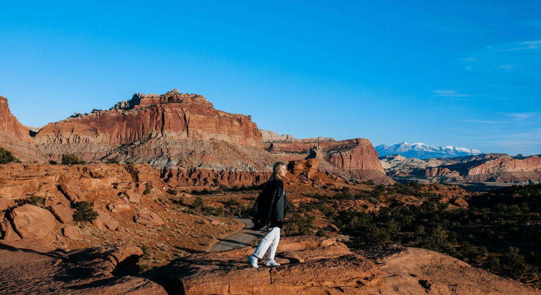 Parcs nationaux en Utah Paysage de Capitol Reef avec une randonneuse