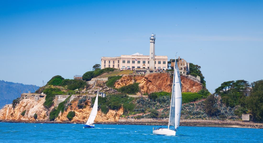 Croisière dans la baie de San Francisco Vue sur l'île d'Alcatraz avec deux voiliers au premier plan