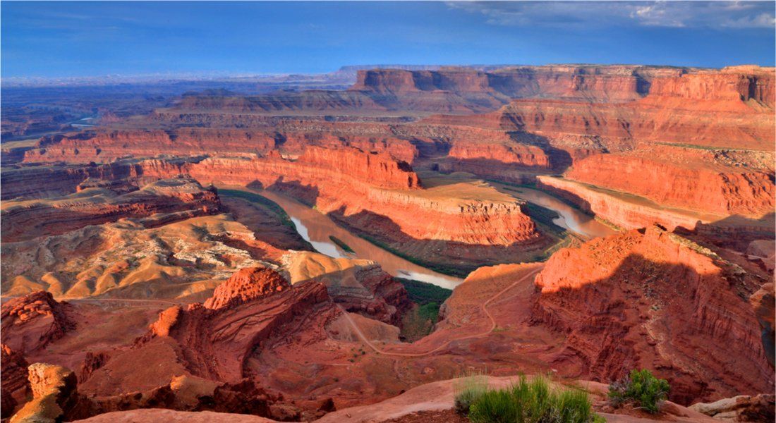 @Bill Phelps - shutterstock_1022630377 river in the middle of a canyon at sunset