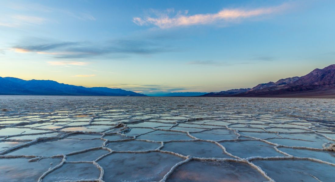 Death Valley Badwater Les hexagones de sel cristalisé dans le secteur de Badwater à Death Valley