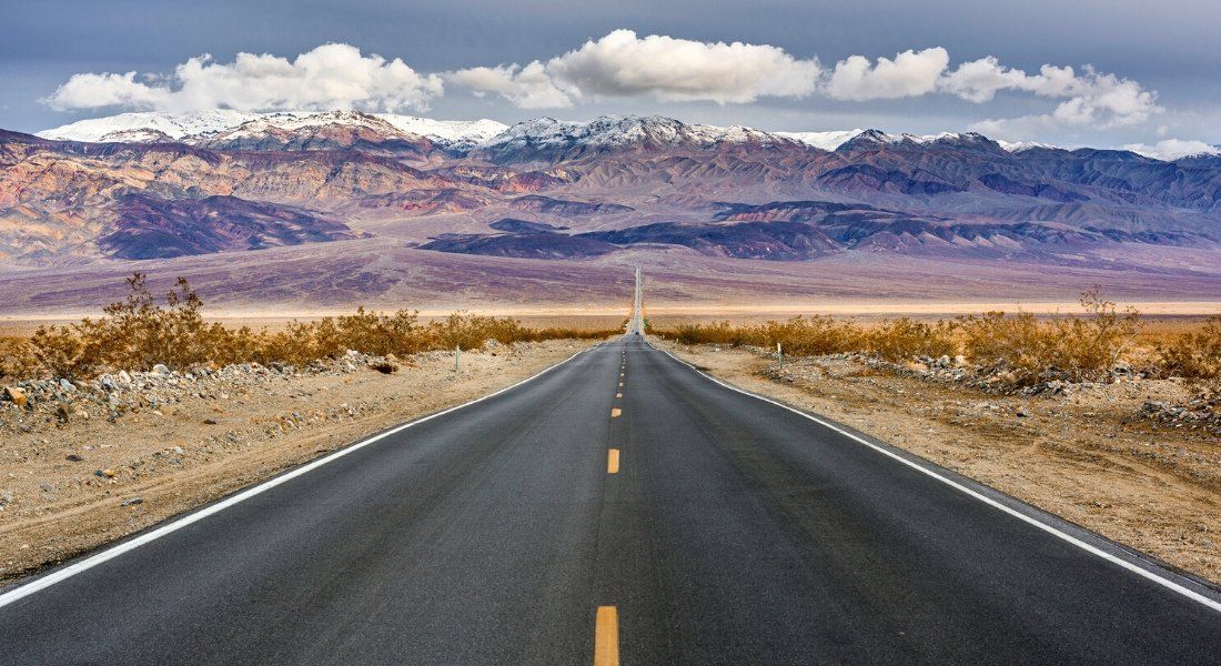 iStock-637017360 @4kodiak Route de la Death Valley avec la Sierra Nevada en arrière plan