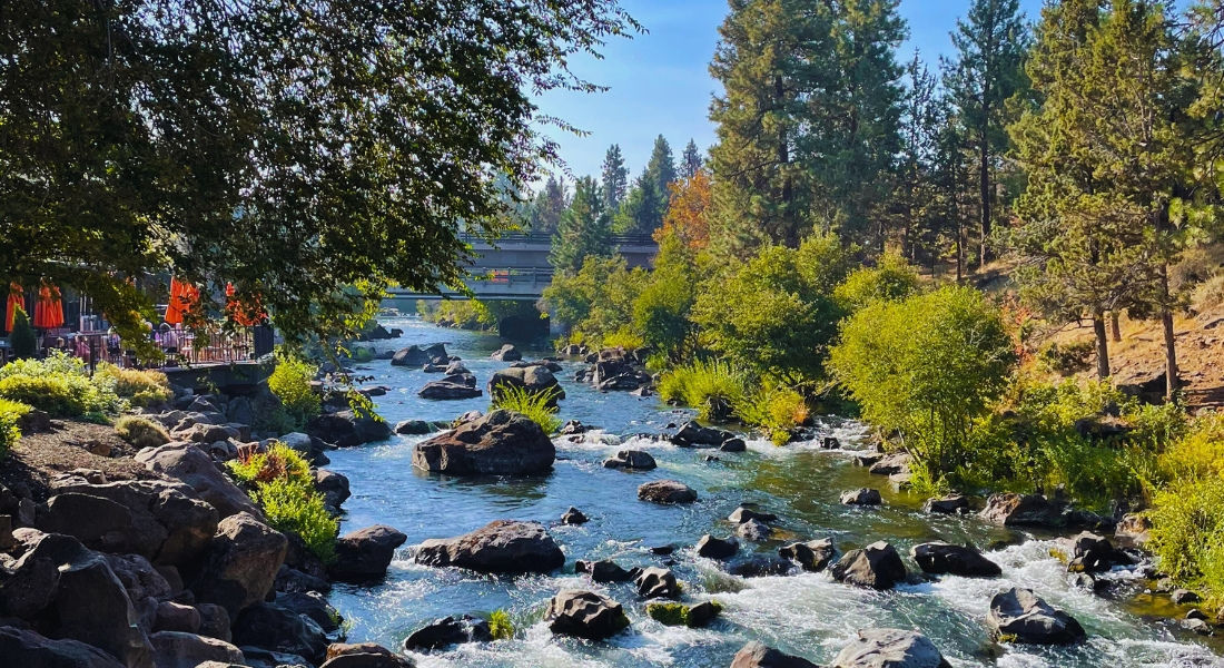 Meilleur road trip en Oregon La Deschutes River qui traverse Bend en Oregon