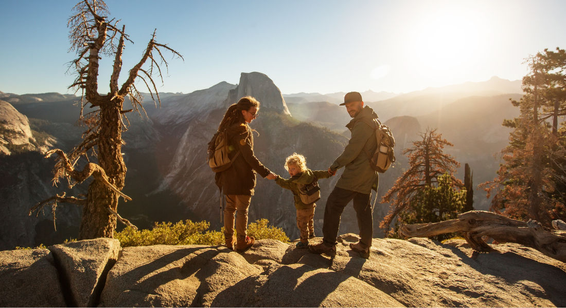 Famille dans l'Ouest américain Famille qui fait une randonnée dans l'ouest américain