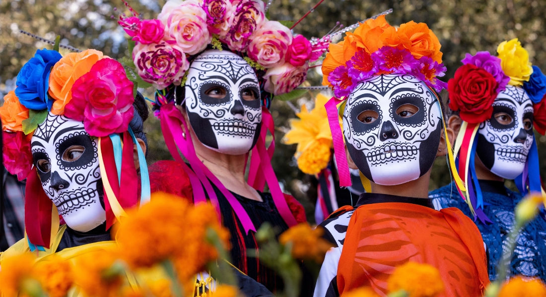 Día de los Muertos festivaliers lors du Día de los Muertos, vêtus de costumes colorés inspirés des calaveras mexicaines.