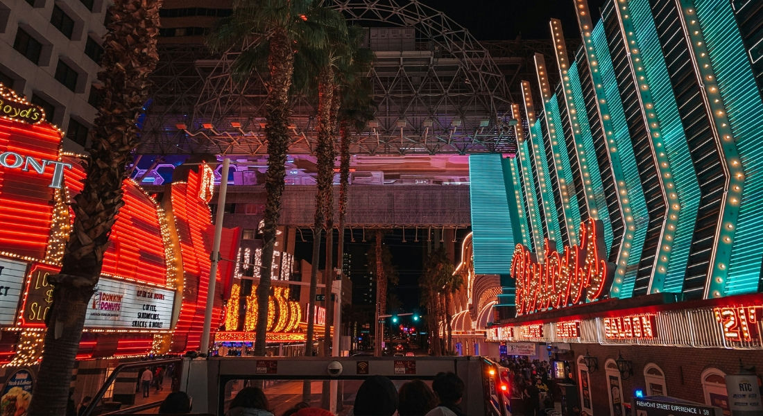 Visiter les USA Las Vegas Vue de la Fremont Hotel en soirée avec ses néons illuminésn