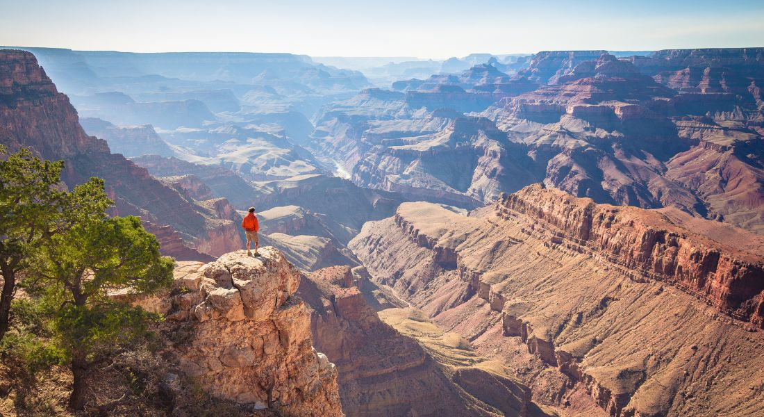 Parc national de Grand Canyon Randonneur admirant le paysage surplombant le Grand Canyon