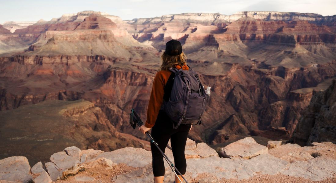 Grand Canyon Randonneuse admirant le Grand Canyon en fin de journée