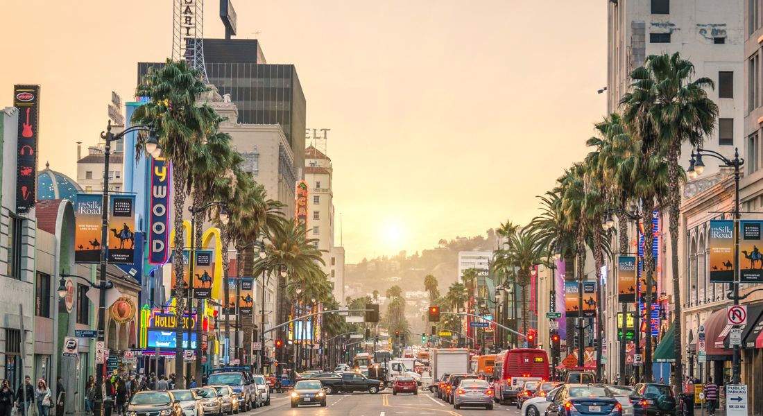 Hollywood Boulevard Los Angeles Hollywood Boulevard et ses palmiers au coucher du soleil