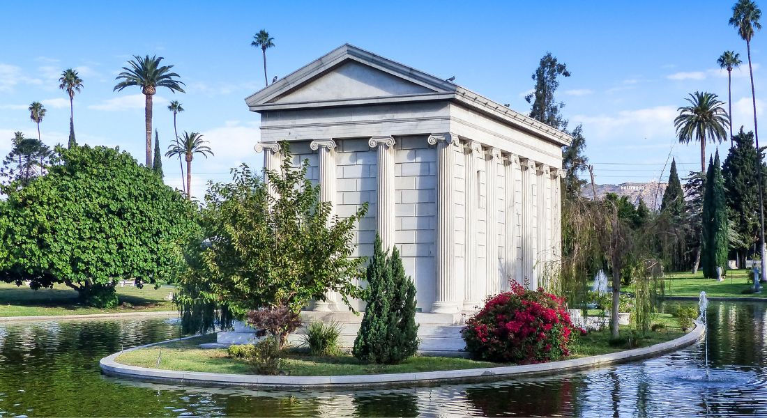 Hollywood Forever Cemetery Los Angeles Bâtiment blanc au milieu d'un petit étang au Hollywood Forever Cemetery à Los Angeles