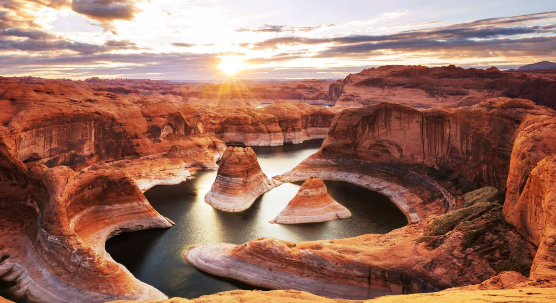 Lake Powell Le Lake Powell au coucher du soleil