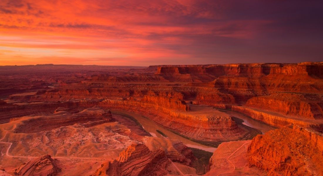 Dead Horse Point Ouest américain Les couleurs flamboyantes du lever de soleil sur Dead Horse Point