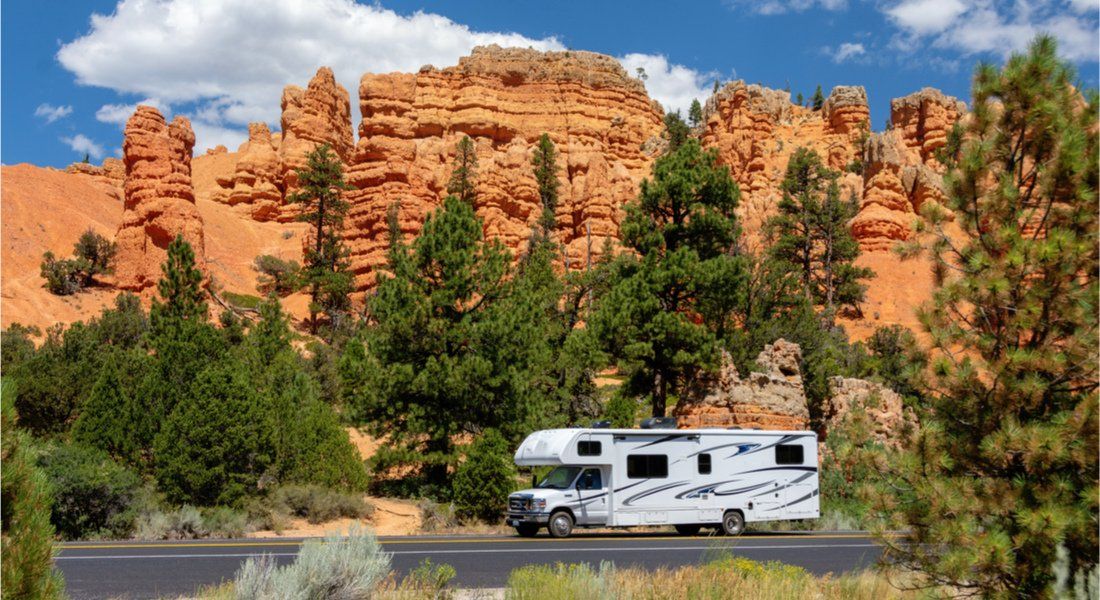 @Travelvolo - shutterstock_1743365132 camping-car sur la route dans un parc de l'Ouest américain