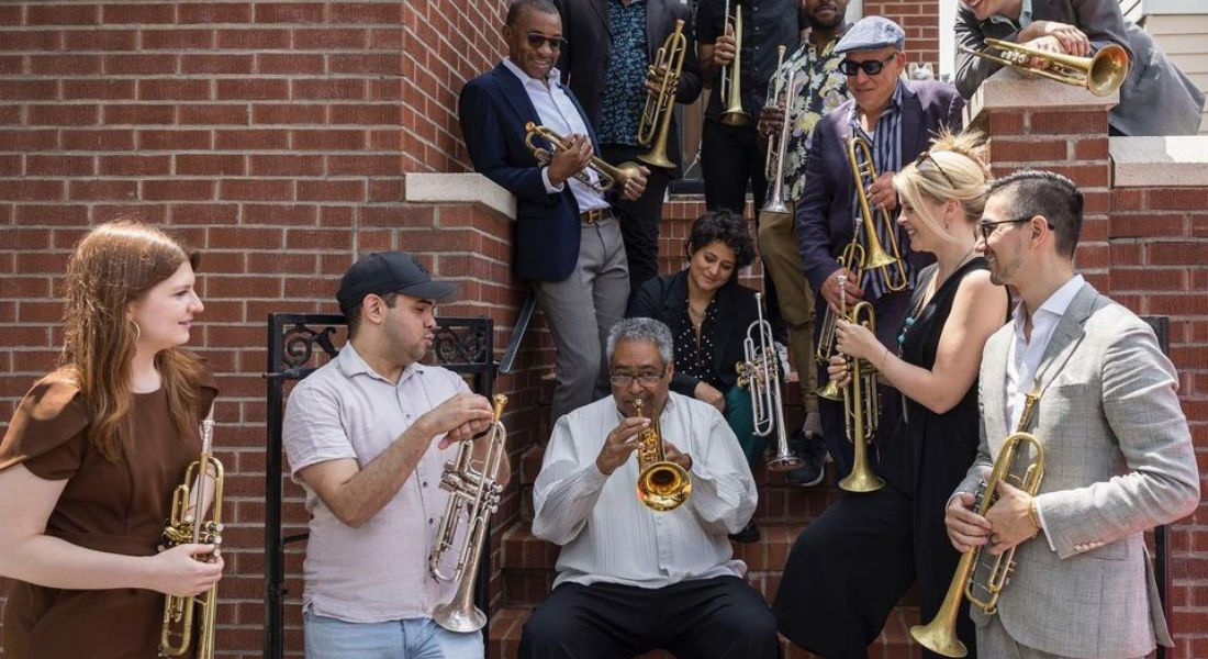 Maison de Louis Armstrong NYC Musiciens jouant devant la maison de Louis Armstrong à New York City