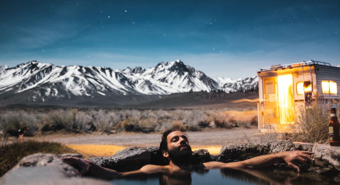 Mammoth Lakes Homme en train de se baigner dans les sources chaudes de Mammoth Lakes