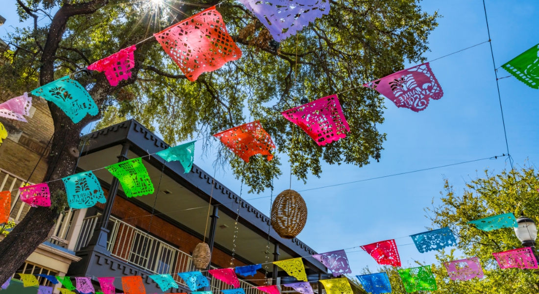 À quelle météo s'attendre à San Antonio ? Drapeaux colorés dans les rues de San Antonio