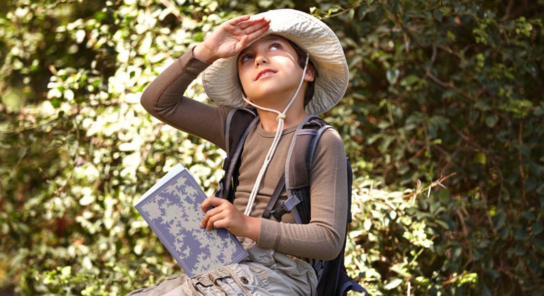Programme Junior Ranger dans les parcs de l'Ouest américain Jeune garçon qui participe au programme Junior Ranger