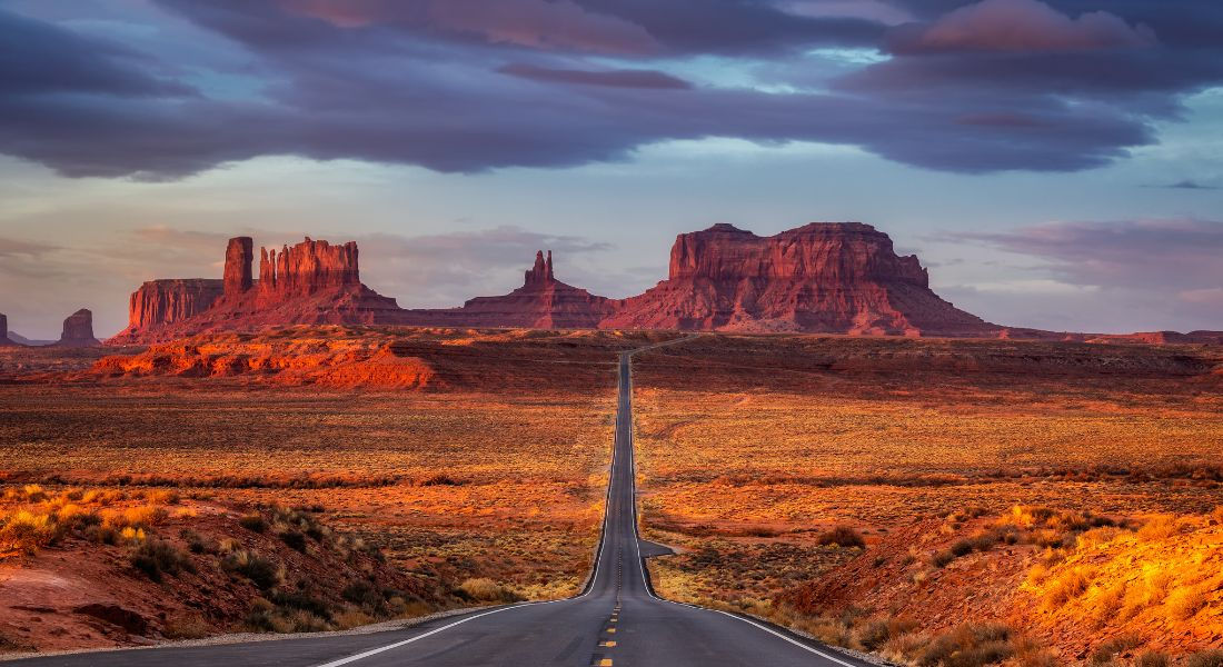 Monument Valley Arizona Route menant au parc de Monument Valley