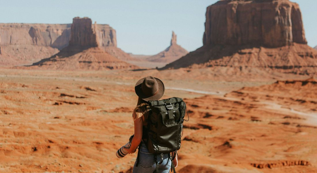 Monument Valley dans l'Ouest américain Femme randonnant dans le parc de Monument Valley