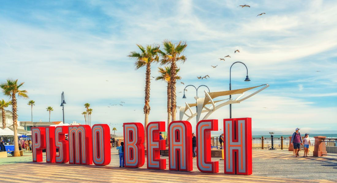 Pismo Beach Le néon de Pismo Beach au bord de l'océan avec des palmiers en fond