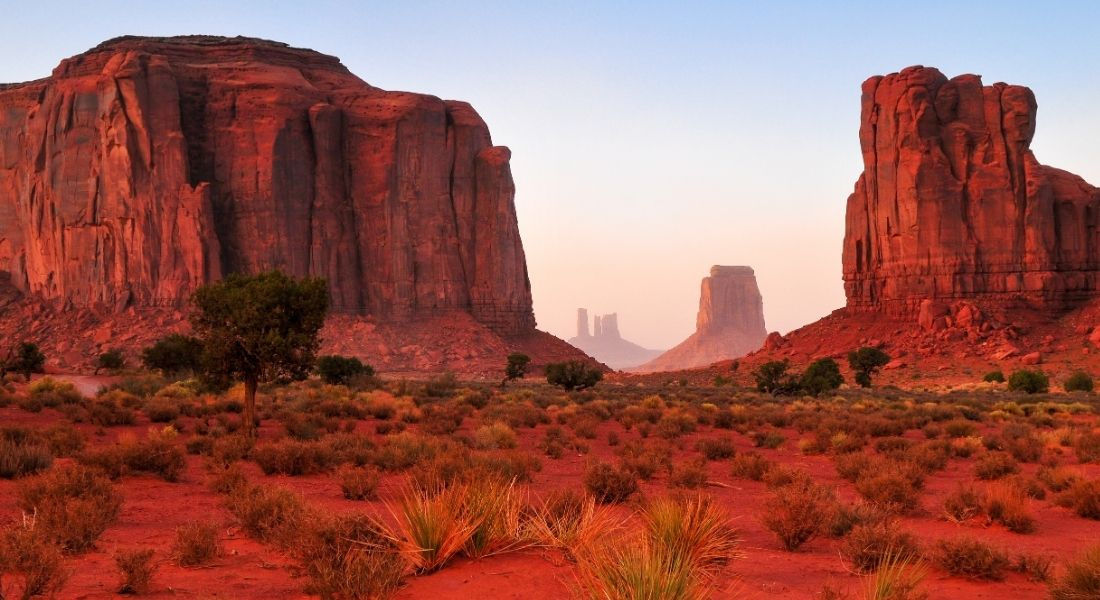 Visiter Monument Valley aux USA Vue sur les buttes rouges du parc de Monument Valley