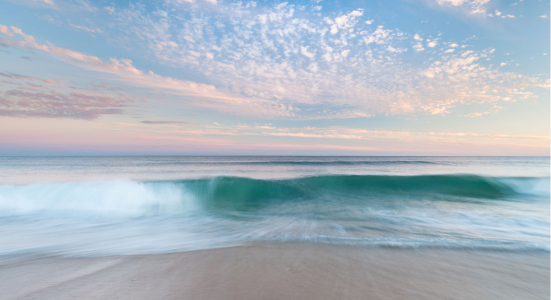Plage d'Outer Banks en Caroline du Nord Une vague venant se casser sur la plage au lever du soleil
