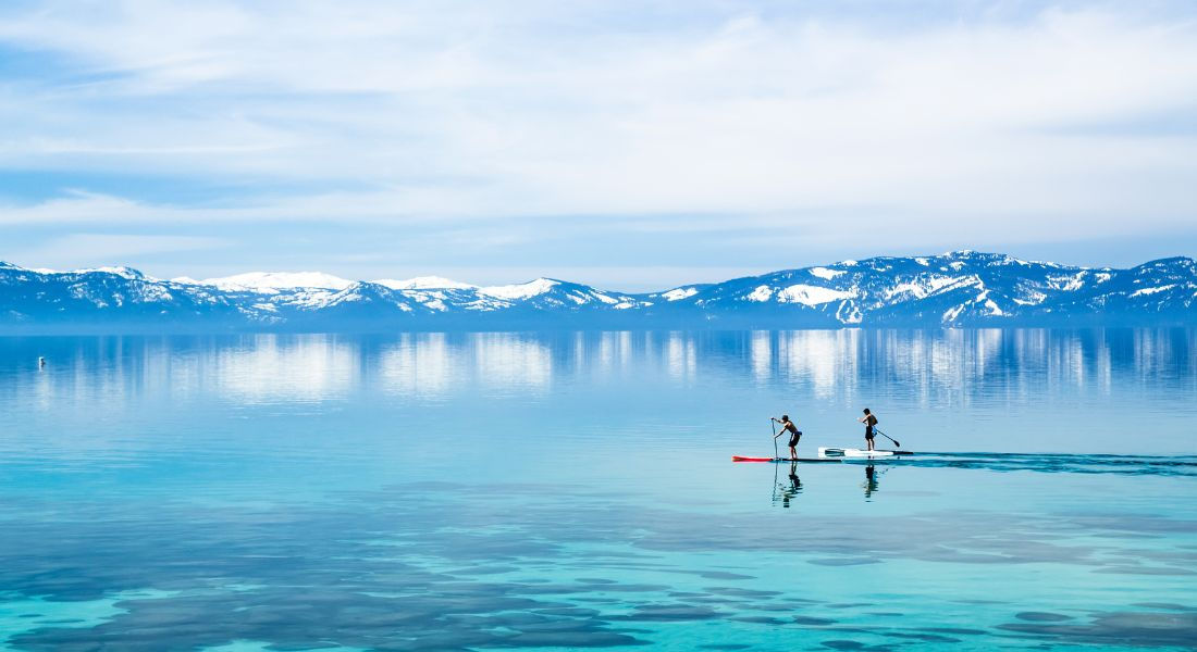 @topseller - shutterstock_190293263 Deux personnes sur des stand up paddles sur le lake Tahoe en Californie