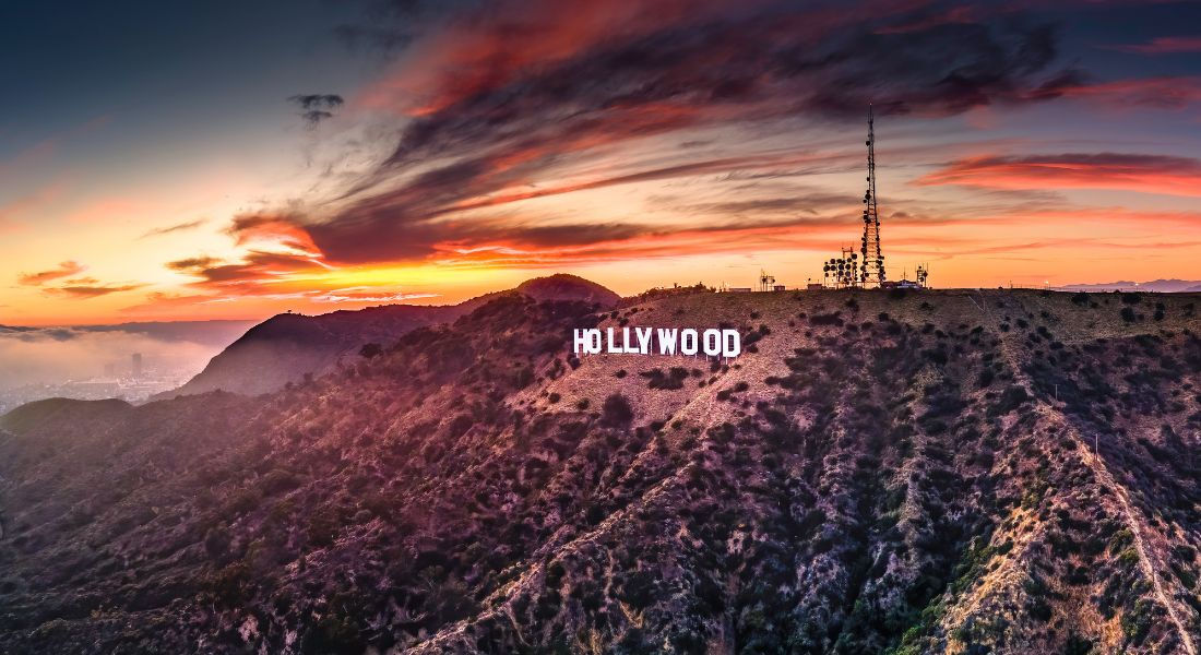 Panneau Hollywood Los Angeles Vue sur le panneau Hollywood au coucher du soleil à Los Angeles