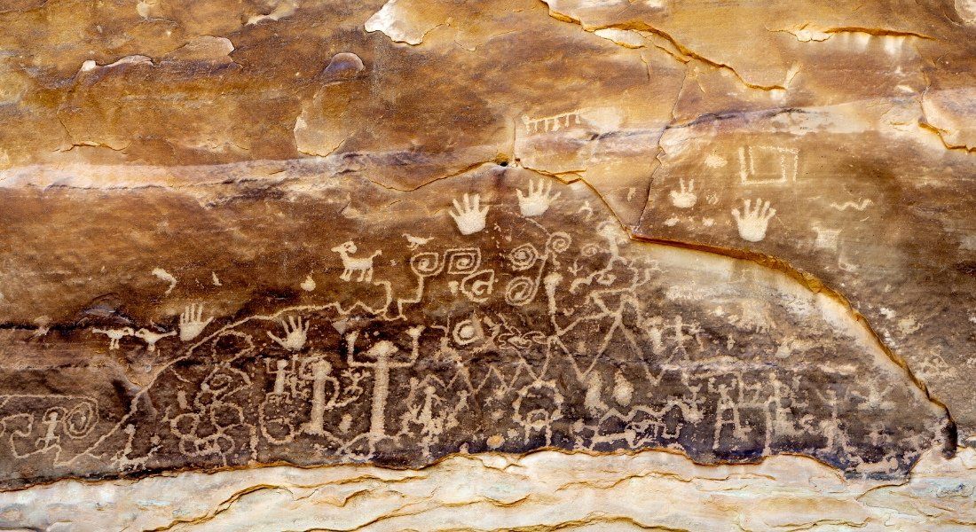 shutterstock_ 1128546488 @Dominic Gentilcore PhD Pétroglyphes du sentier Petroglyph Point Trail