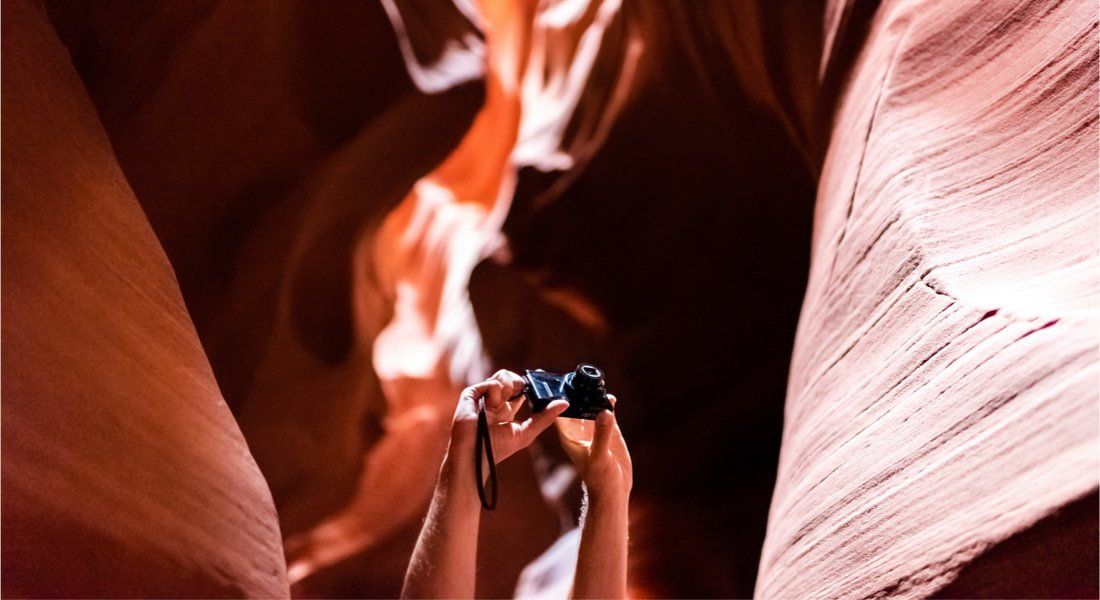 Dixie ellis canyon tour touriste en train de photographier les parois de lower antelope canyon