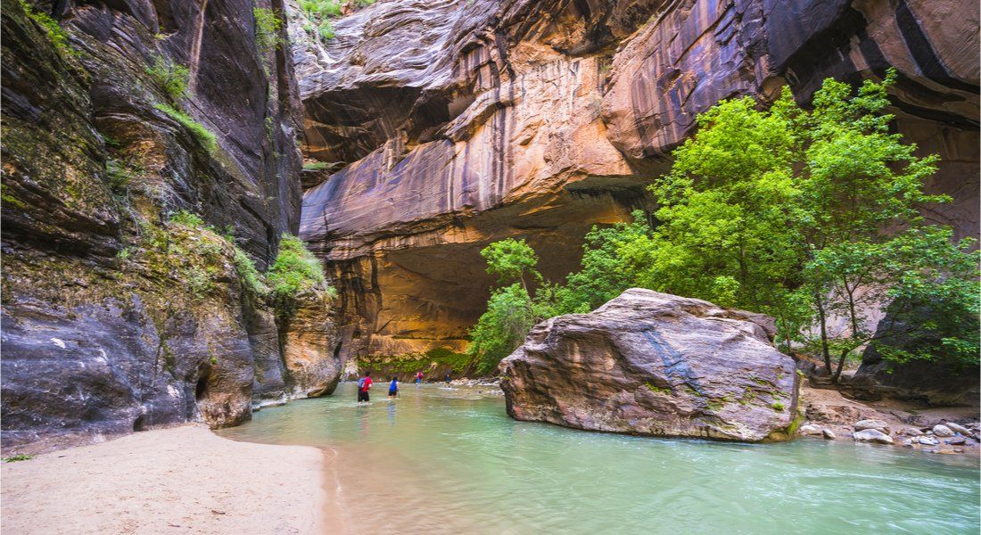@Checubus - shutterstock_474048757 Des marcheurs au milieu de la Virgin River et des Narrows