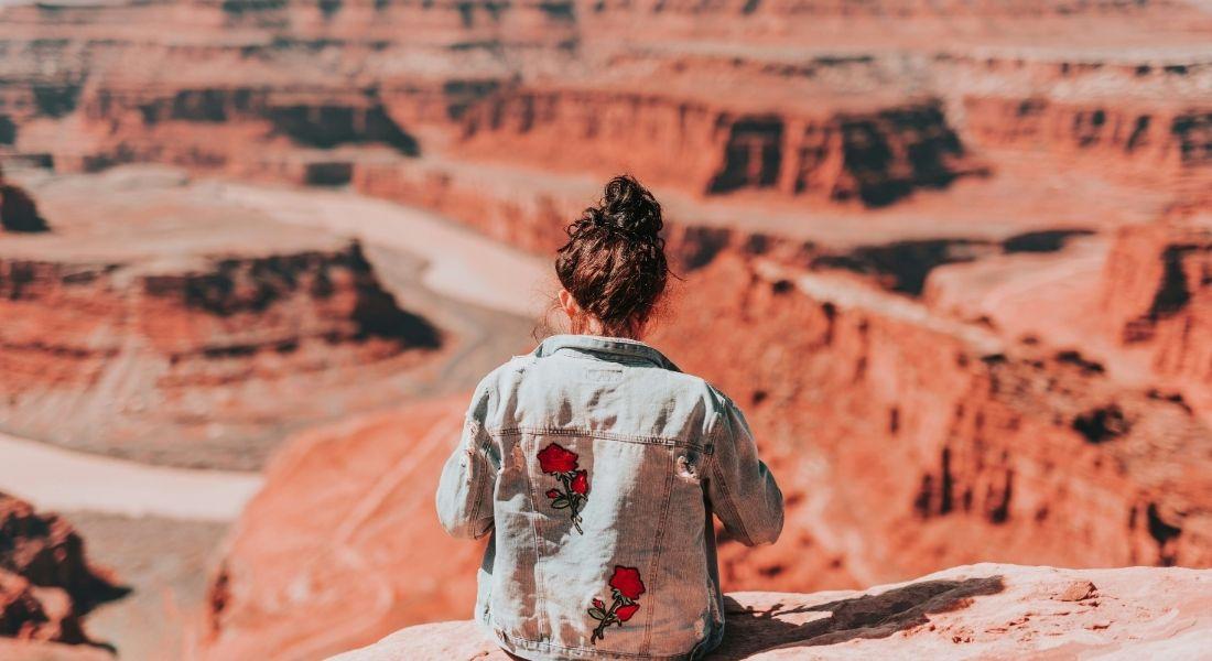 Dead Horse Point State Park Usa Jeune femme de dos observant le parc de Dead Horse Point et ses canyons