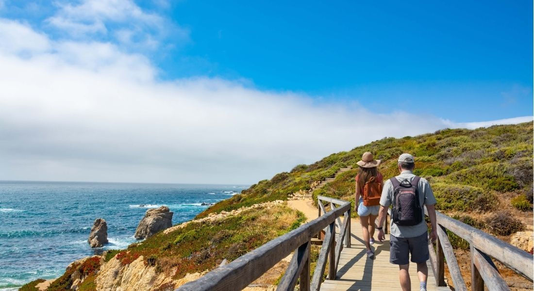 Randonner à Big Sur en Californie Couple de randonneurs marchant le long de la côte californienne