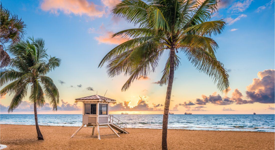 @ Sean Pavone - shutterstock_679585456 Cabane de maitre nageur sur la plage au coucher du soleil