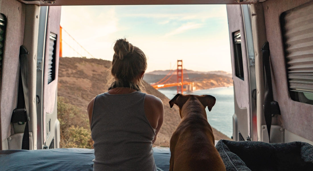 Van stationnée avec vue sur San Francisco Locations de van USA meilleur prix