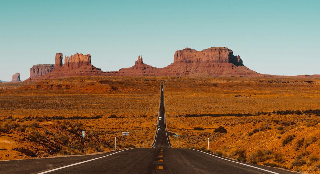 Monument Valley Route de Monument Valley au milieu du désert
