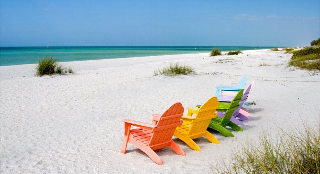 shutterstock_9928675 @Chad McDermott Chaises Adirondack multicolore sur la plage de sable blanc de Sanibel en Floride