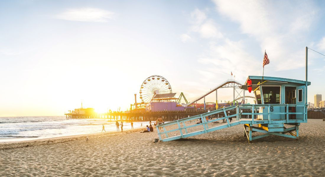 Santa Monica Pier Los Angeles Vue sur le Santa Monica Pier et une cabine de sauveteur à Los Angeles
