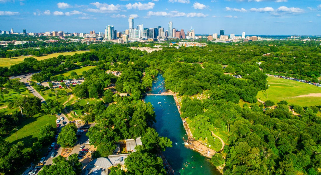 Austin Barton Springs Pool et la skyline d'Austin