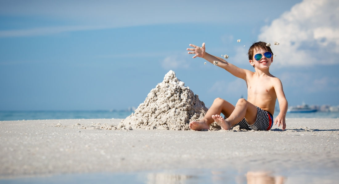 Enfant qui joue dans le sable en Floride plages pour enfants Floride